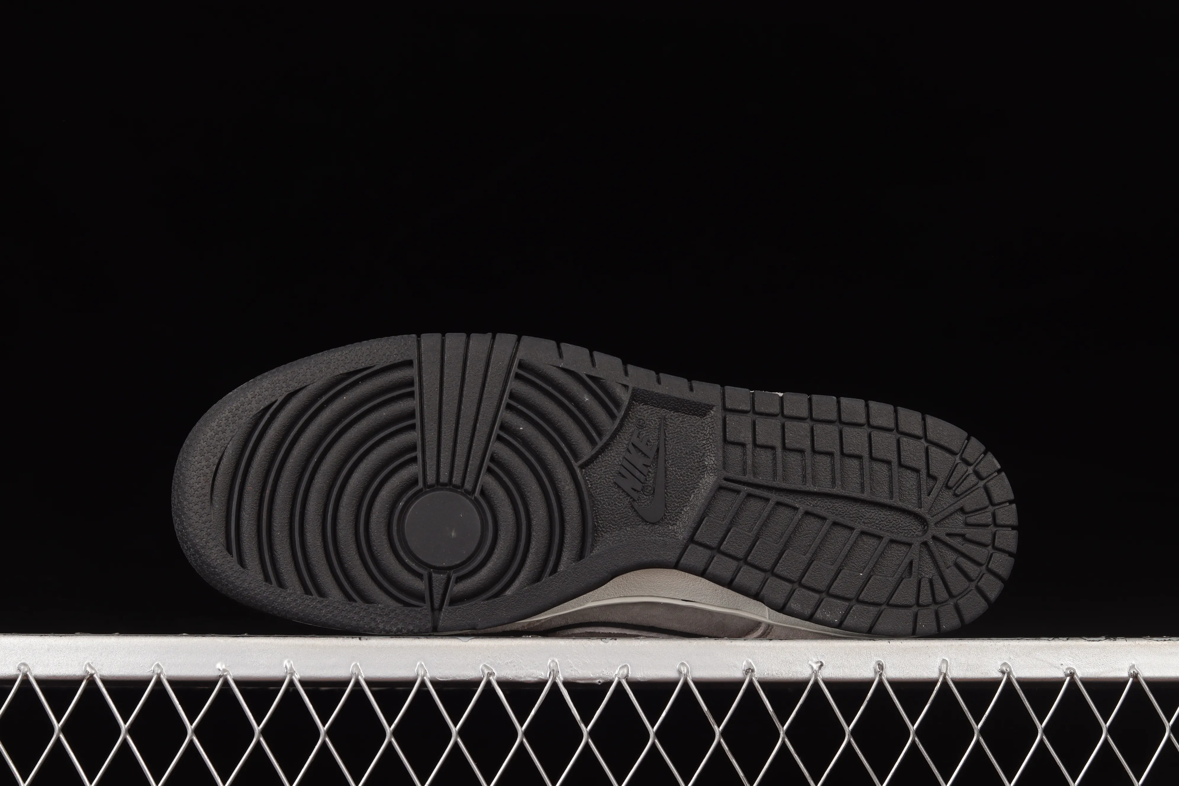 All Categories Nk SB Dunk Series Nk SB Dunk Low Low-top sneakers F version Otomo Katsuhiro x NK SB Dunk Low "Steamboy OST" Otomo Katsuhiro co-branded SB low-top sports and leisure sneakers LF0039-006